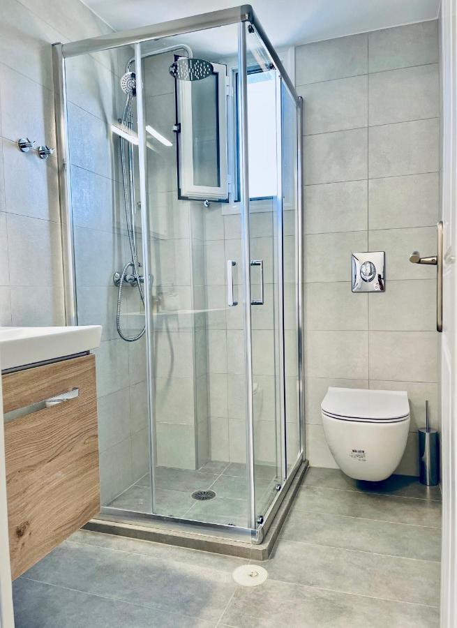 Troumpas Family Rooms & Apartments Leonidio Bagian luar foto