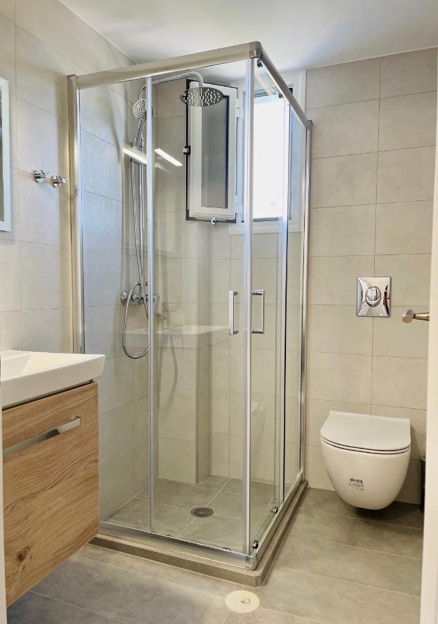 Troumpas Family Rooms & Apartments Leonidio Bagian luar foto