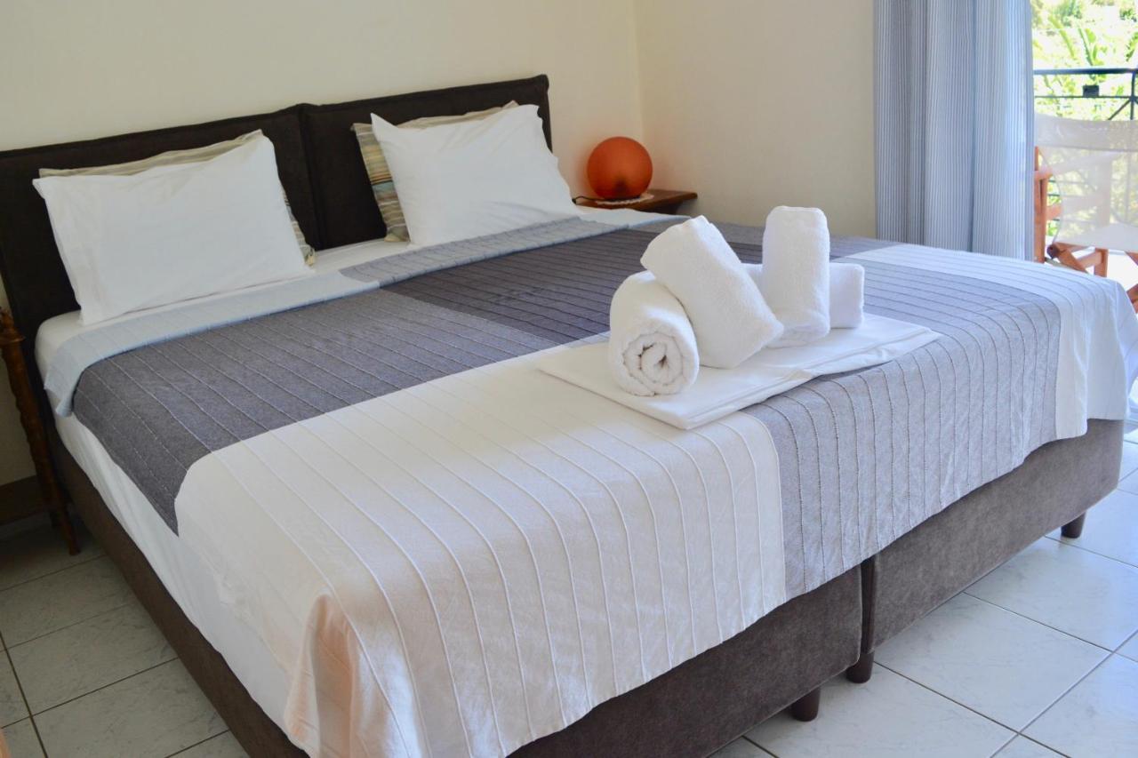 Troumpas Family Rooms & Apartments Leonidio Bagian luar foto