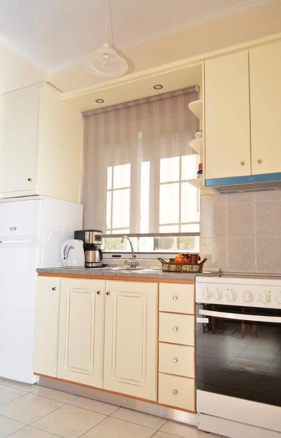 Troumpas Family Rooms & Apartments Leonidio Bagian luar foto