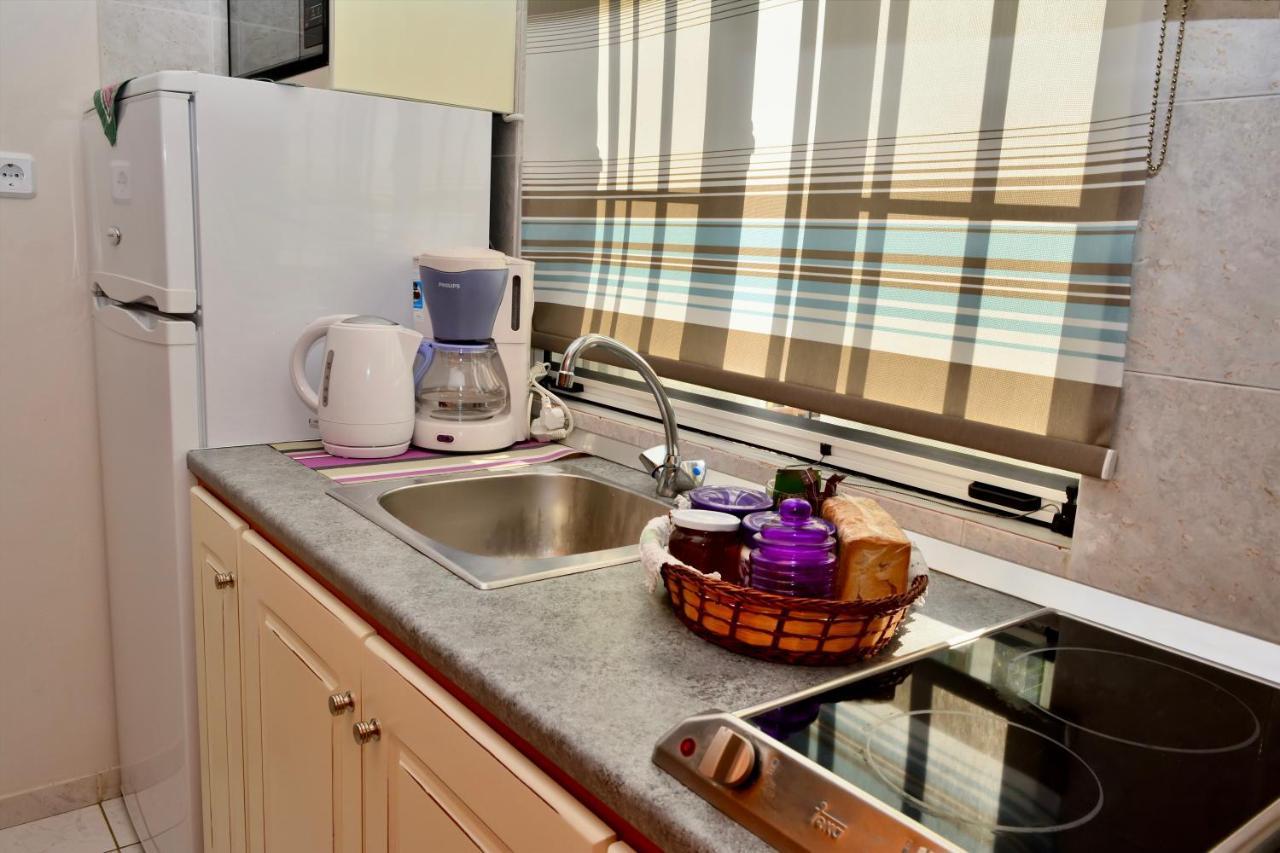 Troumpas Family Rooms & Apartments Leonidio Bagian luar foto