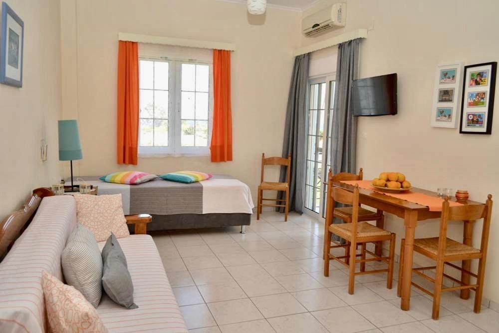 Troumpas Family Rooms & Apartments Leonidio Bagian luar foto