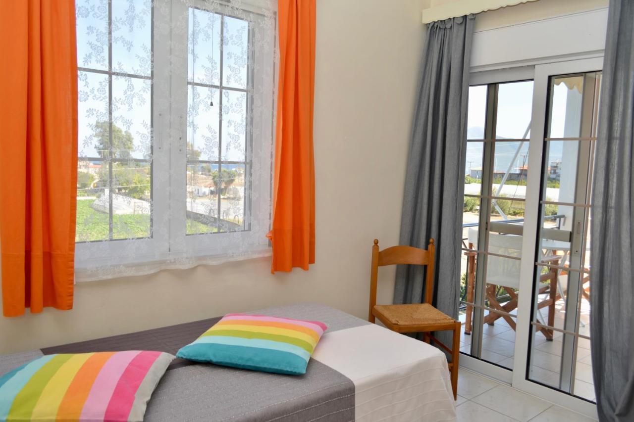 Troumpas Family Rooms & Apartments Leonidio Bagian luar foto