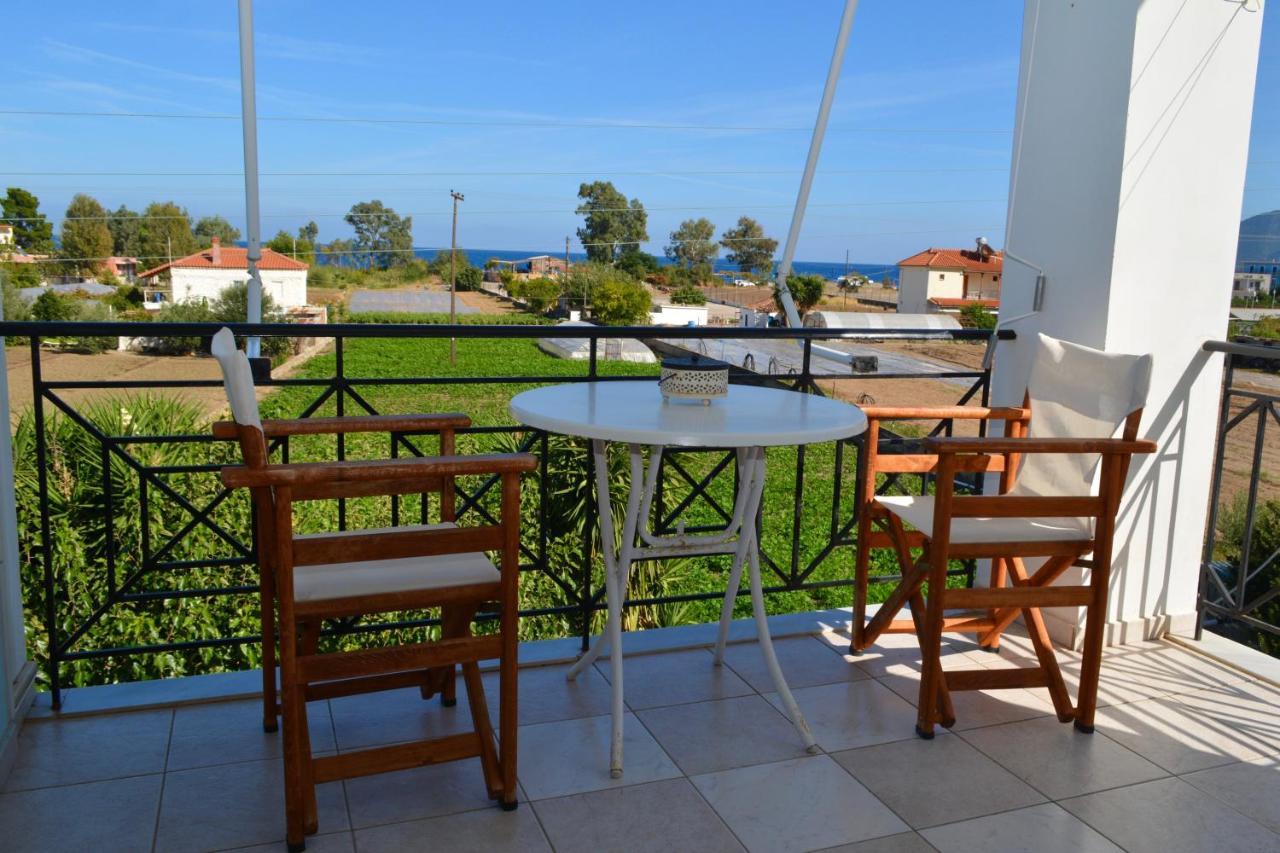 Troumpas Family Rooms & Apartments Leonidio Bagian luar foto