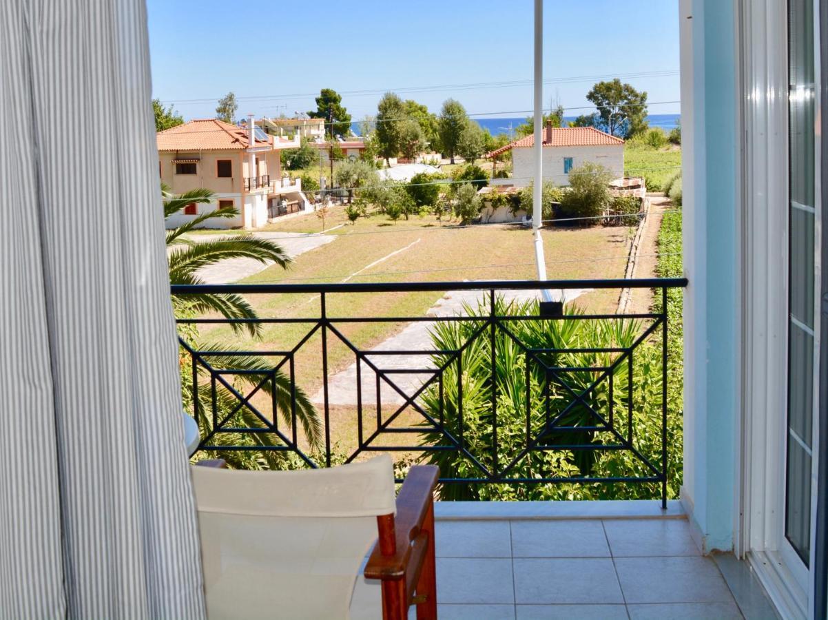 Troumpas Family Rooms & Apartments Leonidio Bagian luar foto