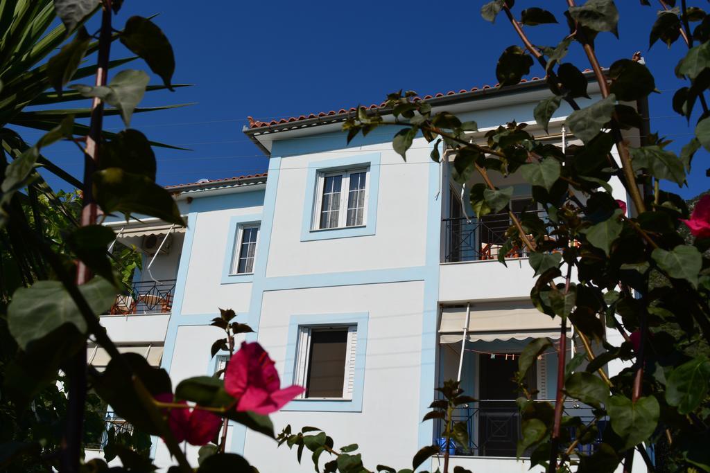 Troumpas Family Rooms & Apartments Leonidio Bagian luar foto