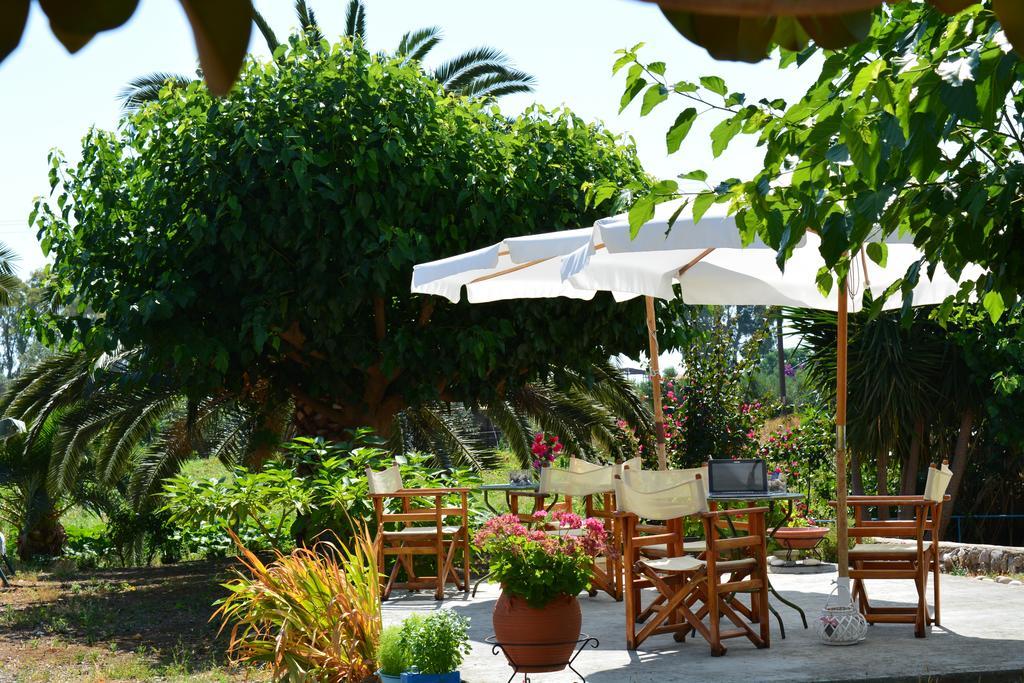 Troumpas Family Rooms & Apartments Leonidio Bagian luar foto