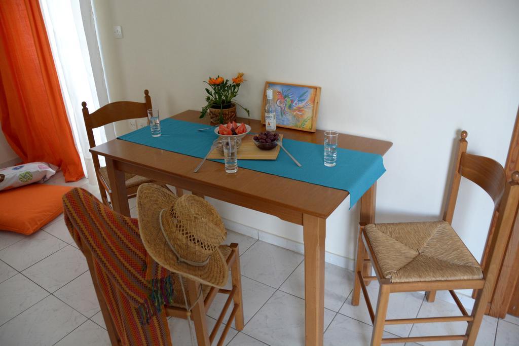Troumpas Family Rooms & Apartments Leonidio Bagian luar foto