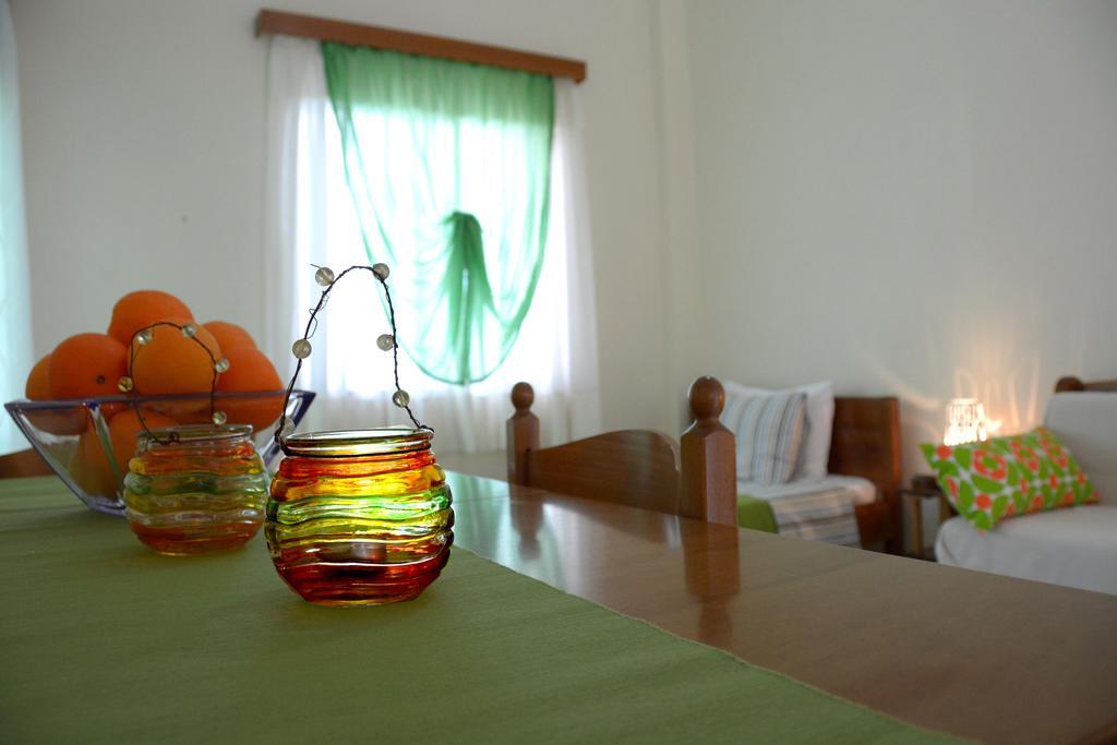 Troumpas Family Rooms & Apartments Leonidio Bagian luar foto